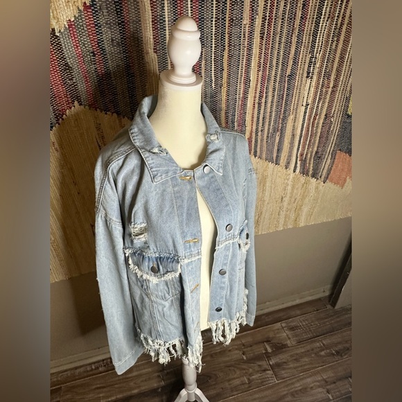 BNWT, PLUS POL cropped, distressed denim jacket with fringe - Picture 8 of 12